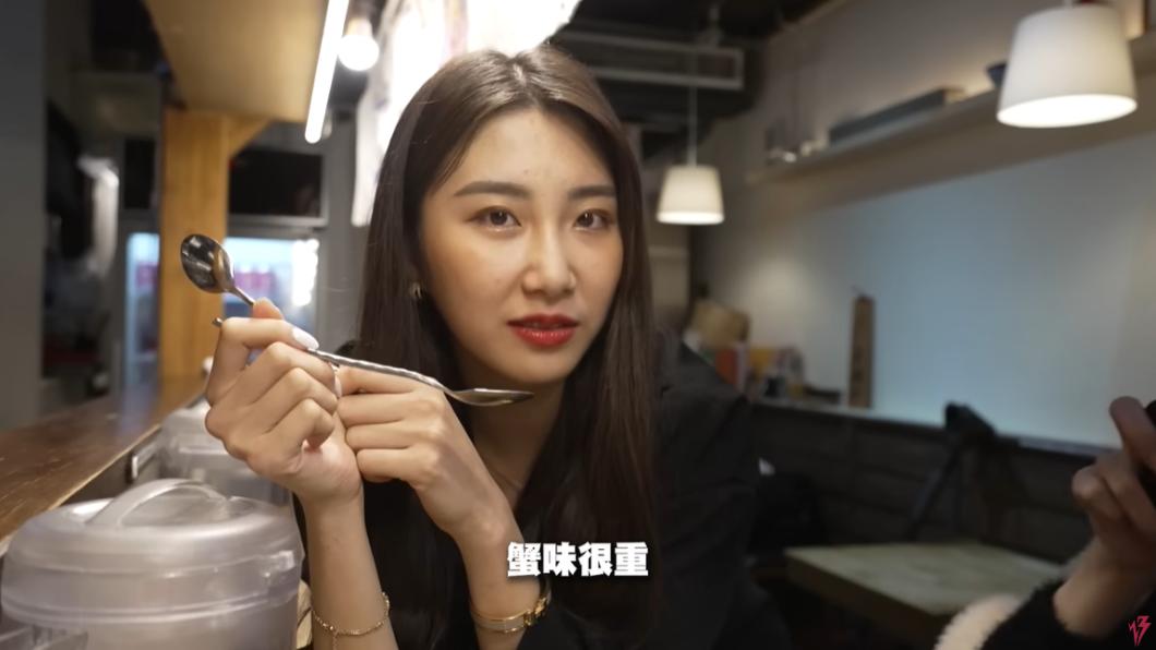 Wendy表示腹部口感蟹味很重。(圖/翻攝自WACKYBOYS 反骨男孩YT頻道)