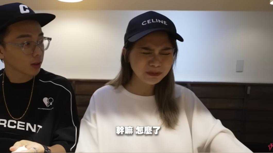 蕾菈認為公蟲腺體很苦、太鮮。(圖/翻攝自WACKYBOYS 反骨男孩YT頻道)