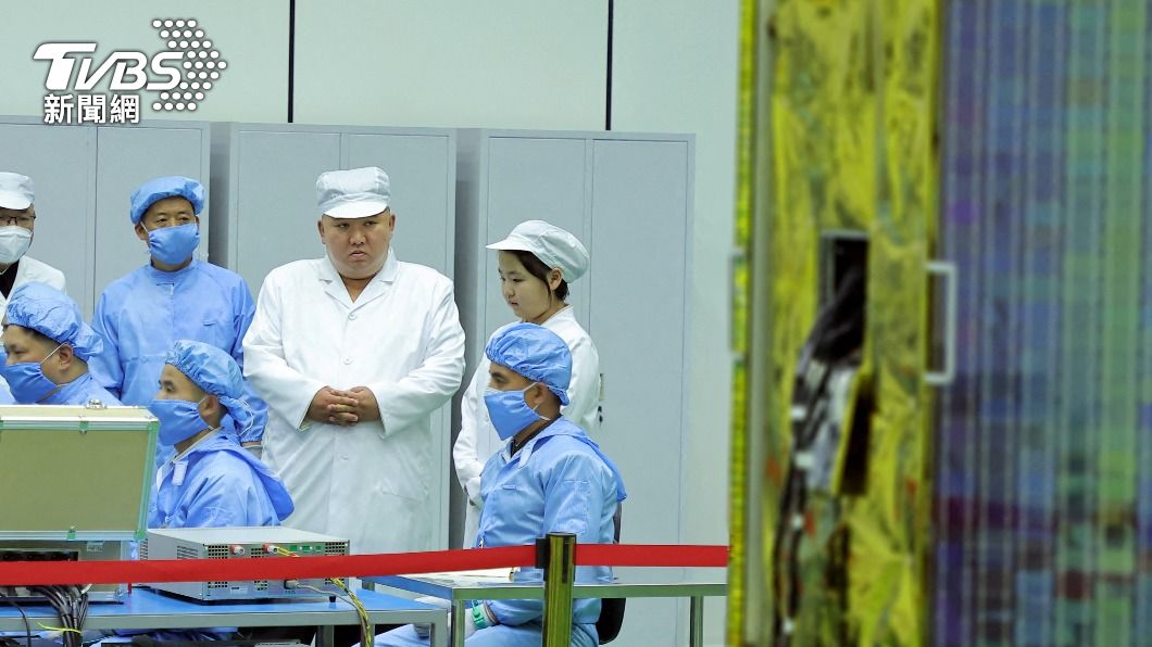 金正恩與愛女金珠愛5月中旬視察人造衛星。(圖/達志影像路透社)