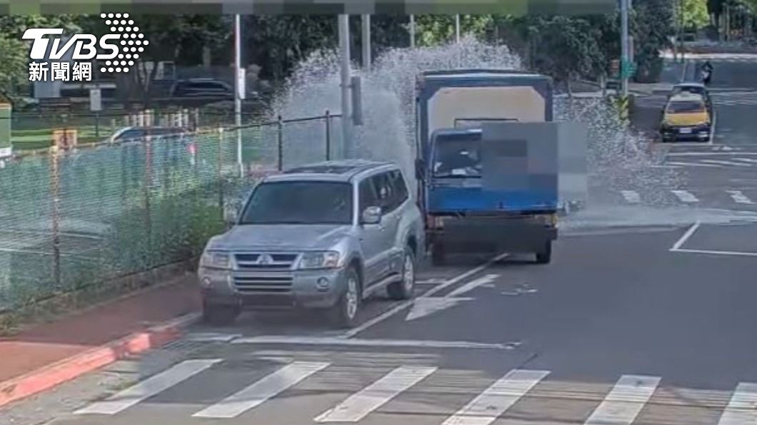 貨車違停紅線,倒車撞毀消防栓。(圖/TVBS)