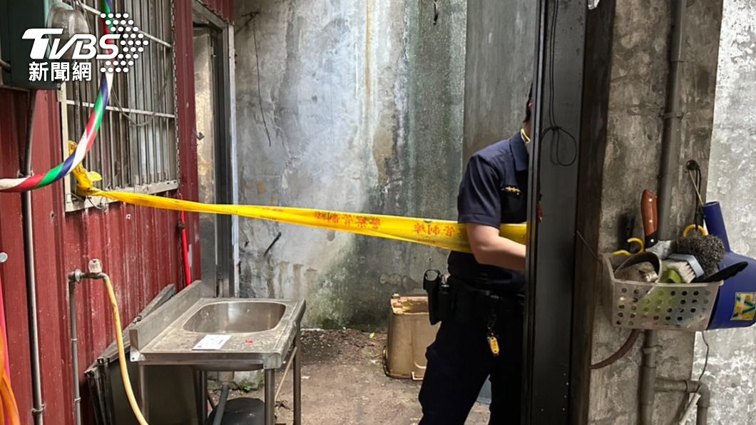 基隆民宅飄怪味!警破門見老翁陳屍床上 遺體已腐爛發黑