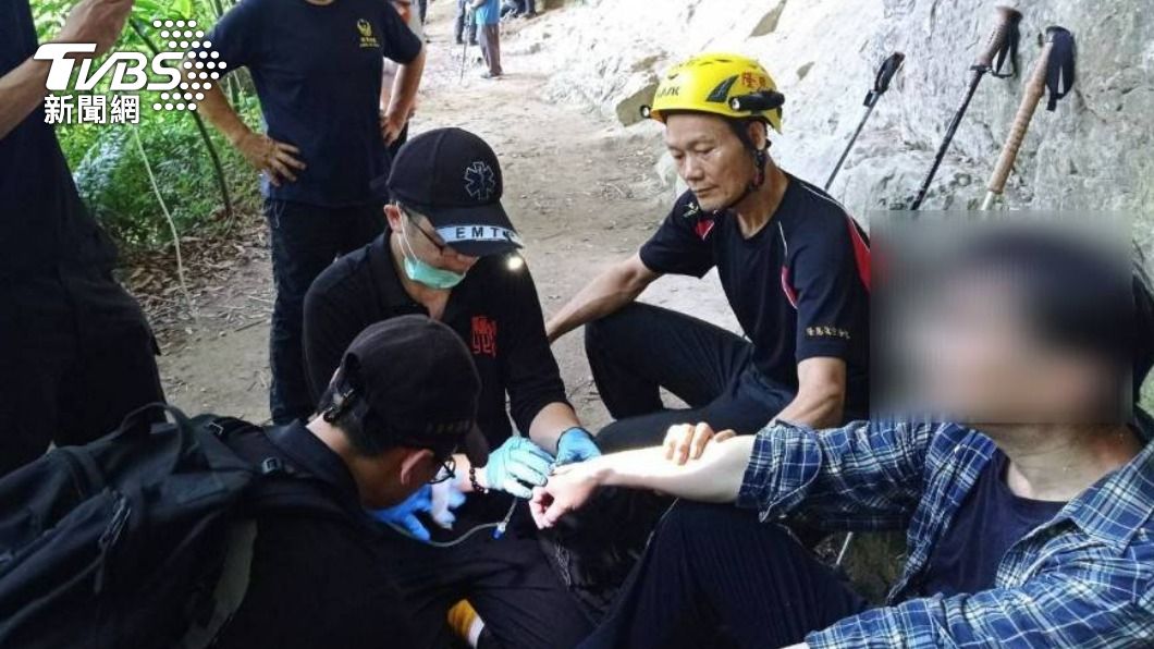 親友相約爬三峽鳶山看彩壁 六旬男突「臉色發白」血氧低