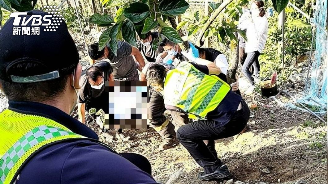 警方將遺體運下山。（圖／TVBS）
