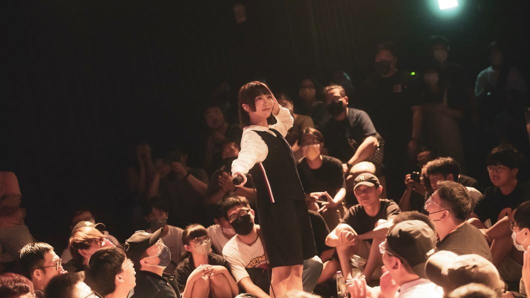 溫妮聽到全場大合唱感動到哭了。(圖/溫妮工作室提供)