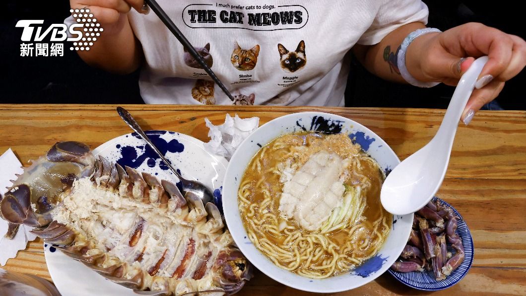 店家形容肉的部分吃起來像龍蝦螃蟹，也有類似蟹黃味道的腺體，口感上比較偏粉嫩鬆散。（圖／達志影像路透社）
