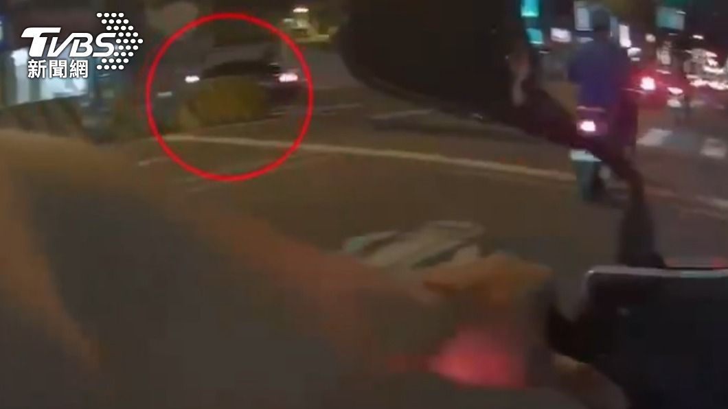 身揹4條通緝!男拒檢倒車衝撞逃3天落網 朋友一起被逮