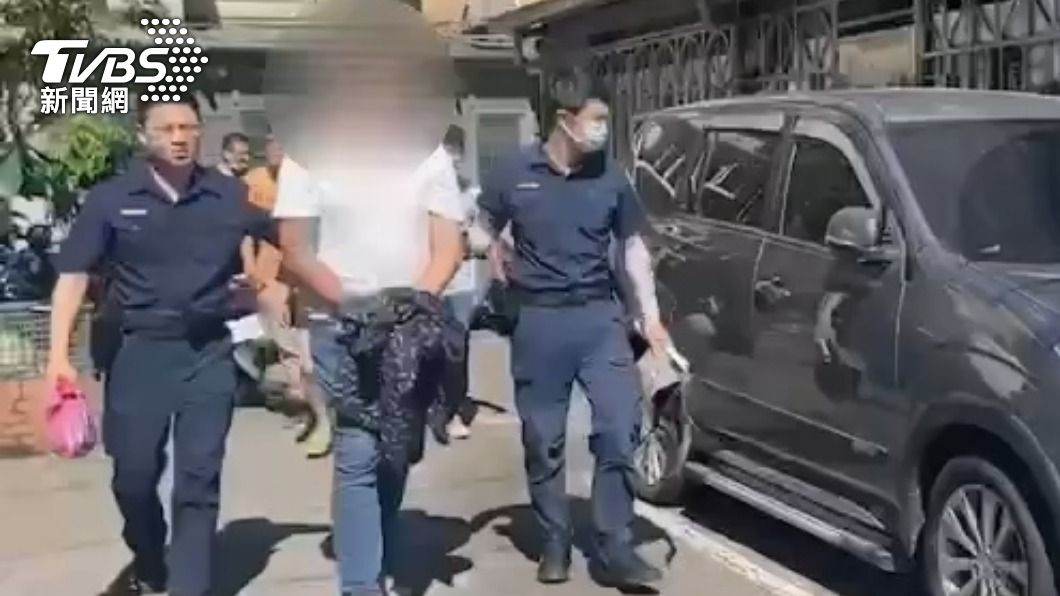 警方逮捕2名通緝犯。(圖/TVBS)