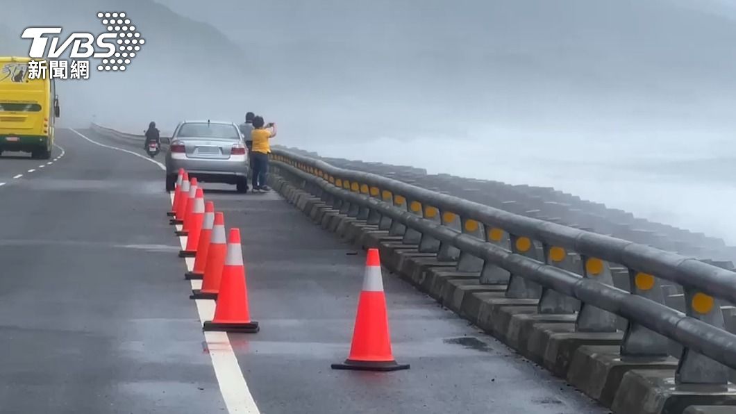 三角錐警示來往車輛。(圖/中央社)