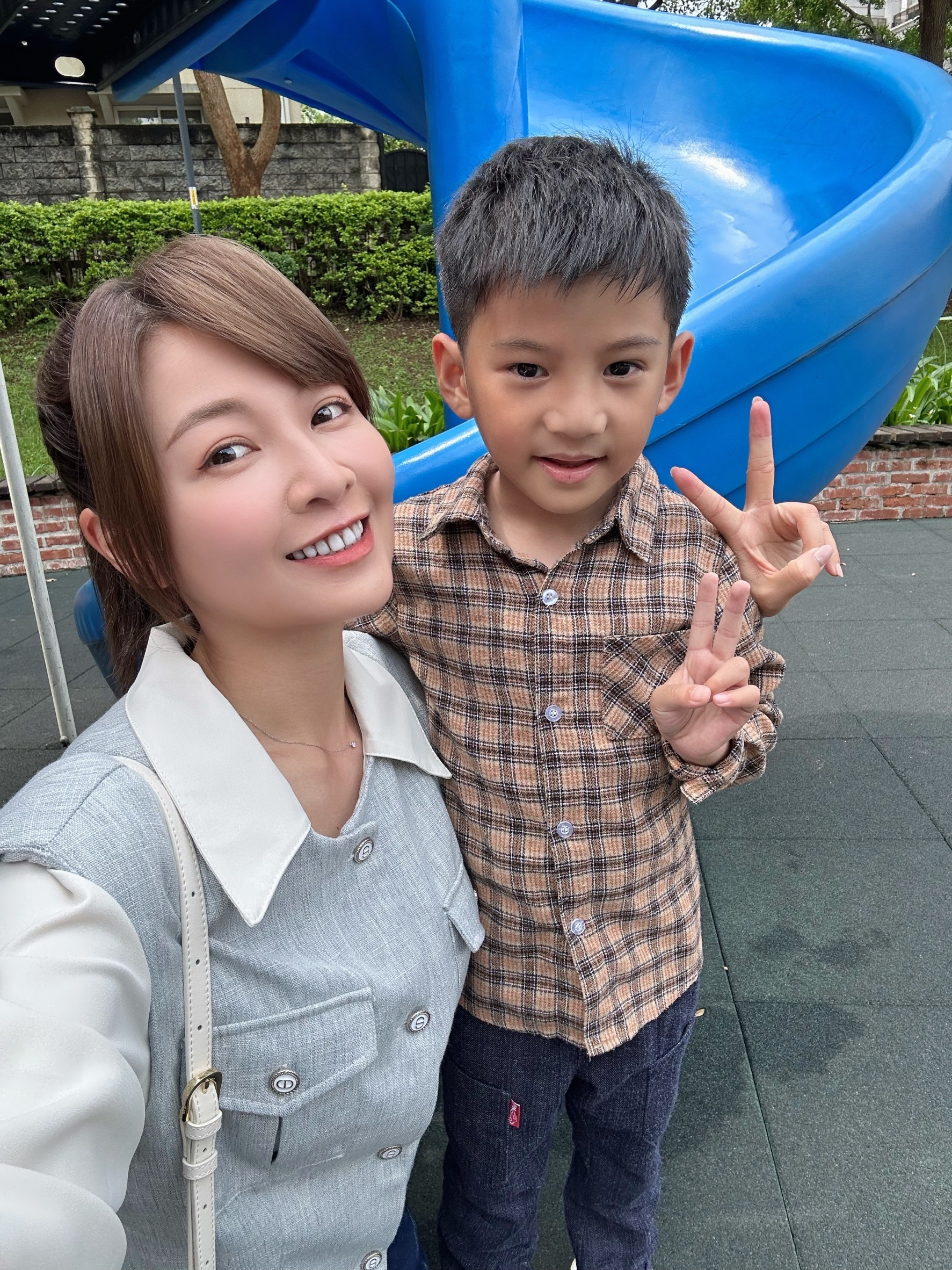 謝京穎（左）與劇中兒子羅程宇。（圖／民視提供）