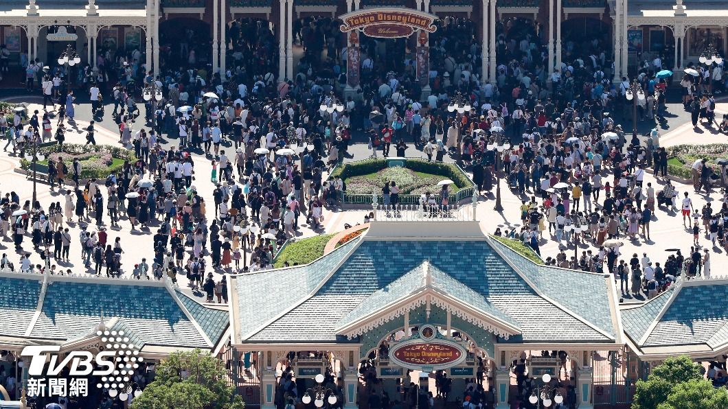 開園前就擠滿可怕排隊人潮的東京迪士尼樂園。(圖/達志影像美聯社)