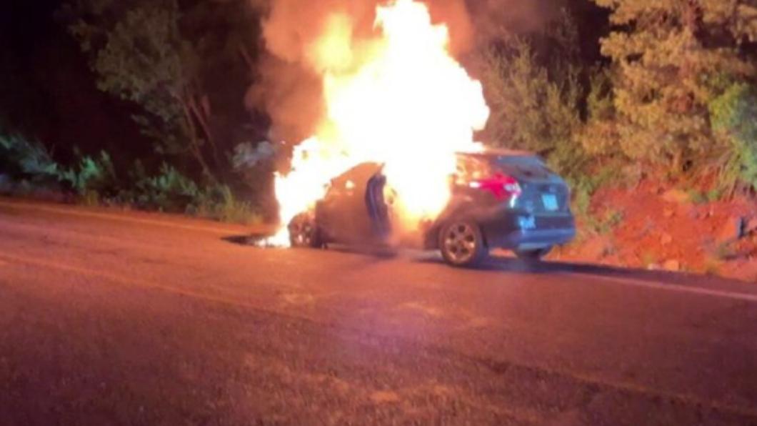一台四人座轎車在納瓦霍郡（Navajo County）一條偏遠公路上起火燃燒。（圖／翻攝自《福斯新聞》）