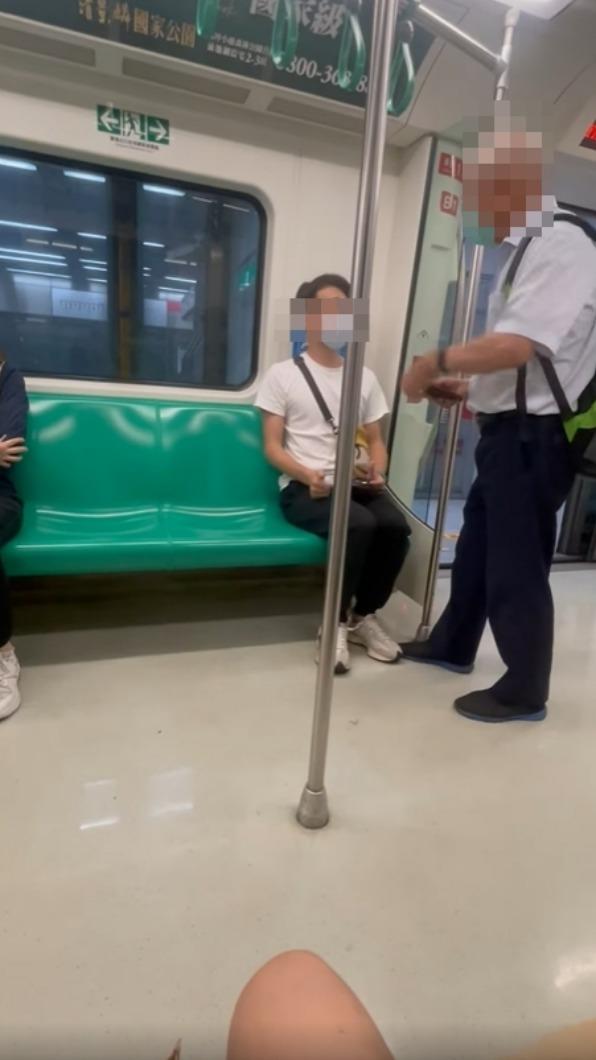 白髮翁不斷要男子讓座。(圖/翻攝自Dcard、爆料公社二館)