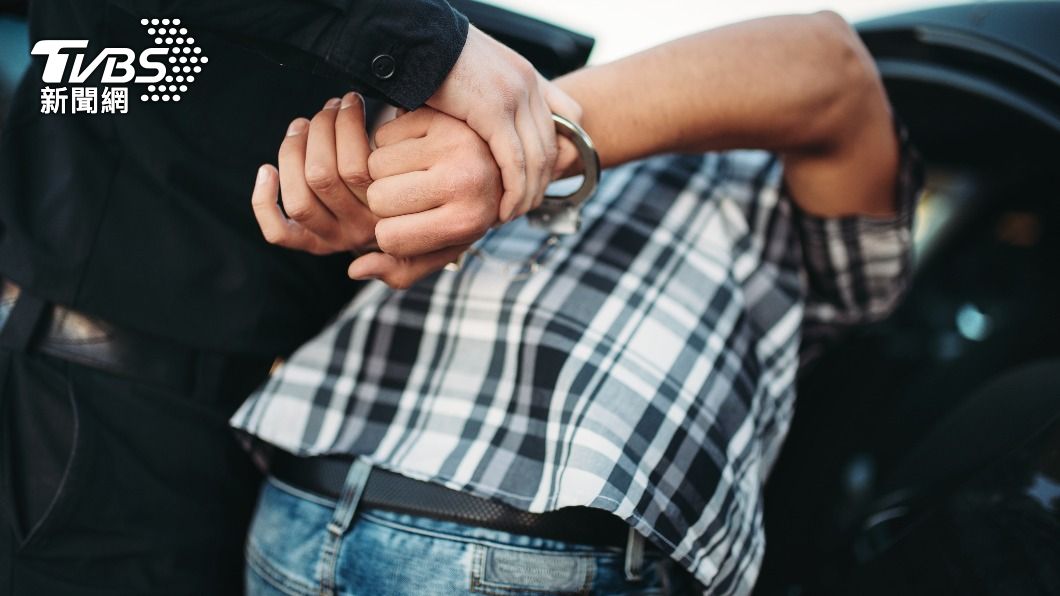男子在機上鬧事，被警方逮捕。（示意圖／shutterestock達志影像）
