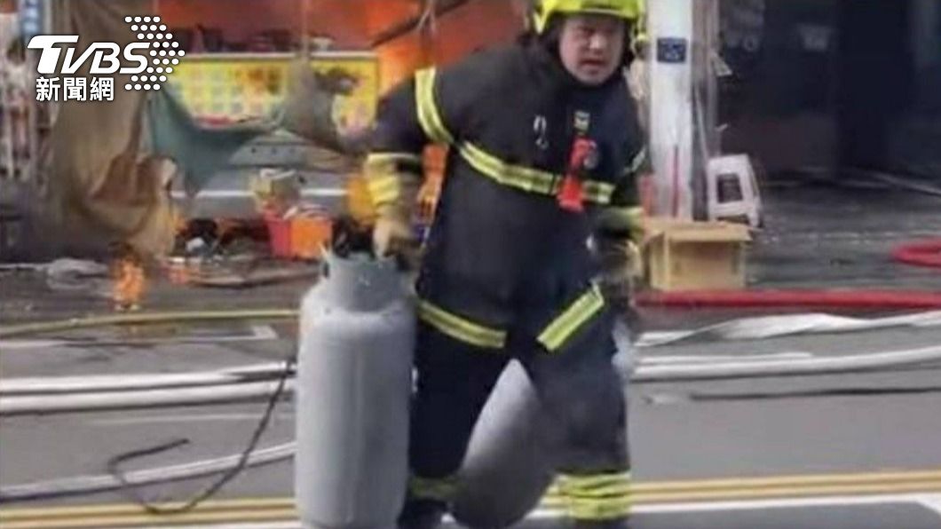 張姓義消曾在火警中徒手扛2桶瓦斯。（圖／TVBS資料畫面）