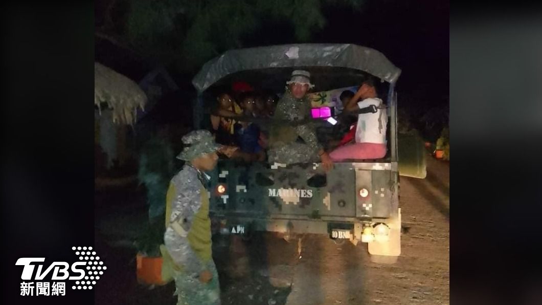 趕在瑪娃颱風風雨真正來臨前，菲律賓軍方撤離4800名低窪區居民。（圖／翻攝自陸軍粉專）