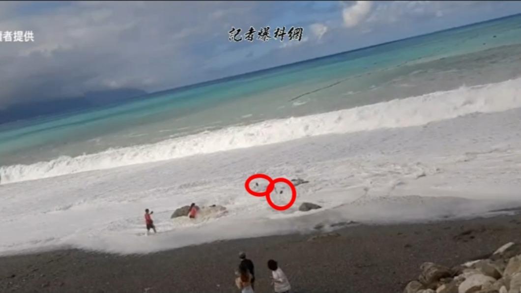 恐怖!情侶七星潭畔觀浪 險遭大浪「拖入海」