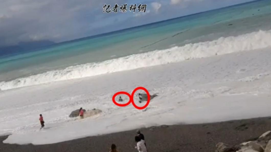兩人險遭浪拖入海。（圖／翻攝自記者爆料網）