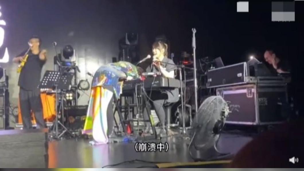 意識到說錯話，戴佩妮崩潰趴在電子琴上。（圖／翻攝自微博）