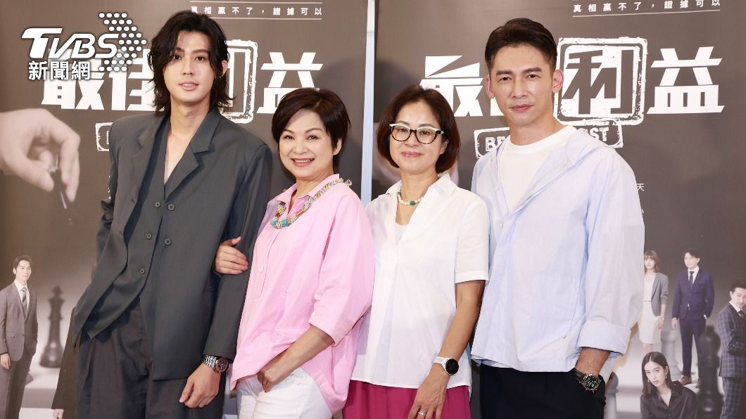 《最佳利益2-決戰利益》製作人陳慧玲(右二)率領演員温昇豪、楊貴媚、李玉璽接受媒體訪問。(圖/黃城碩攝)