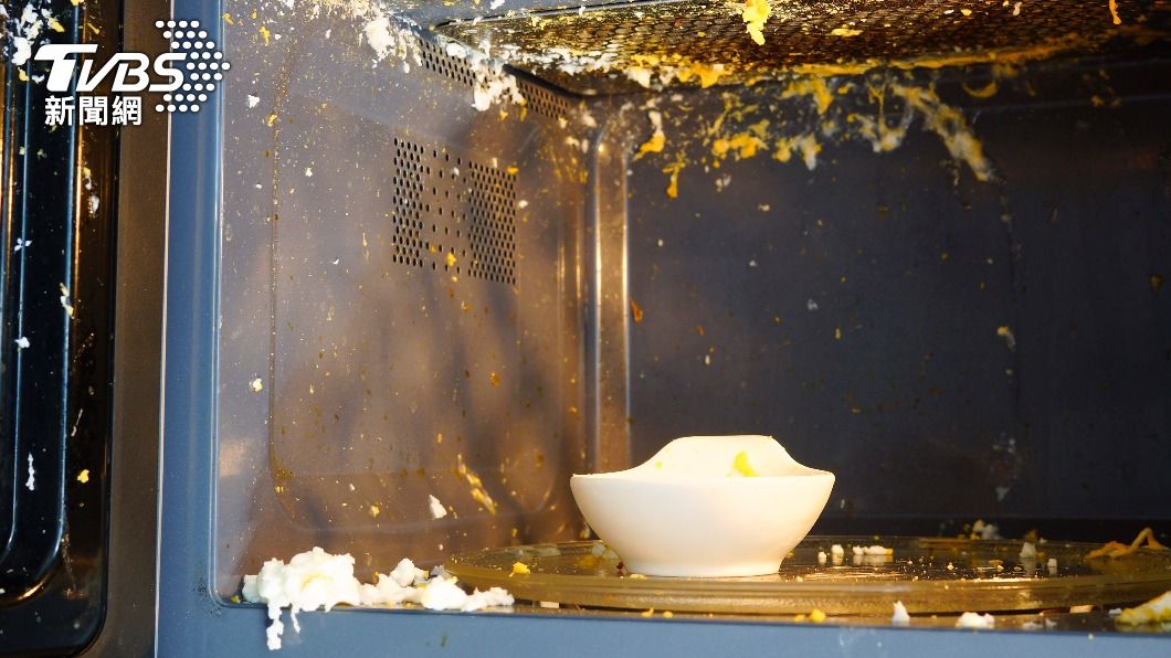 雞蛋丟去微波!她看抖音學煮菜 下秒爆炸「半張臉慘掛彩」
