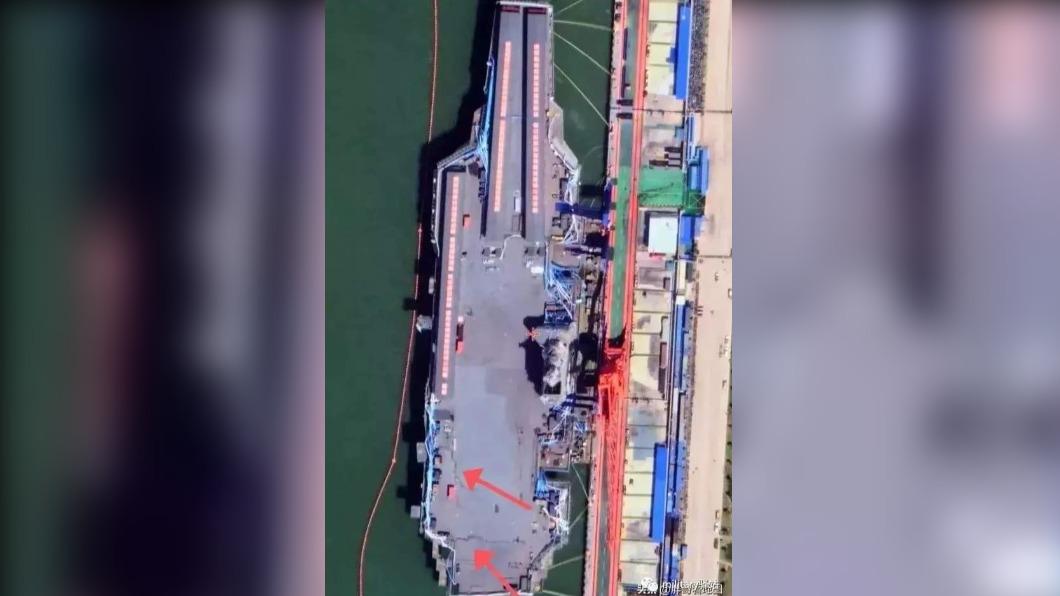 「福建號」裂縫一條呈不規則L形，一條呈一字形。（圖／翻攝自 推特）