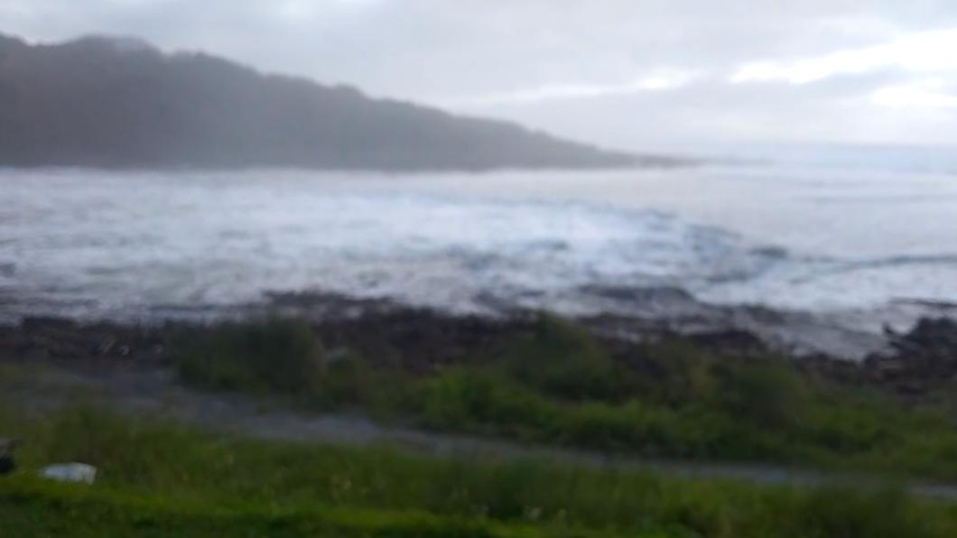 瑪娃逼近!秀姑巒溪出海口掀大浪 海水倒灌超壯觀