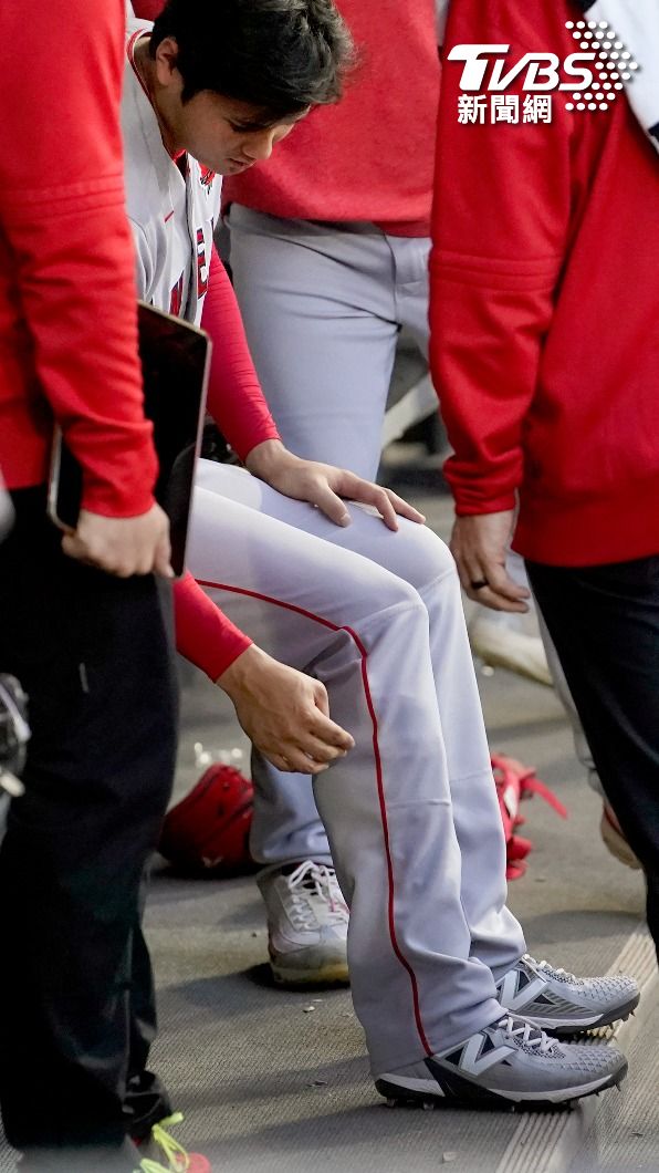 大谷翔平確認遭球擊中處。（圖／達志影像美聯社）