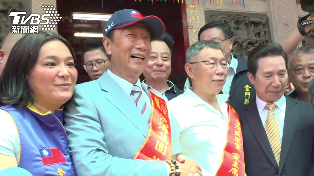 民眾黨總統參選人柯文哲、鴻海集團創辦人郭台銘同台。（圖／TVBS）
