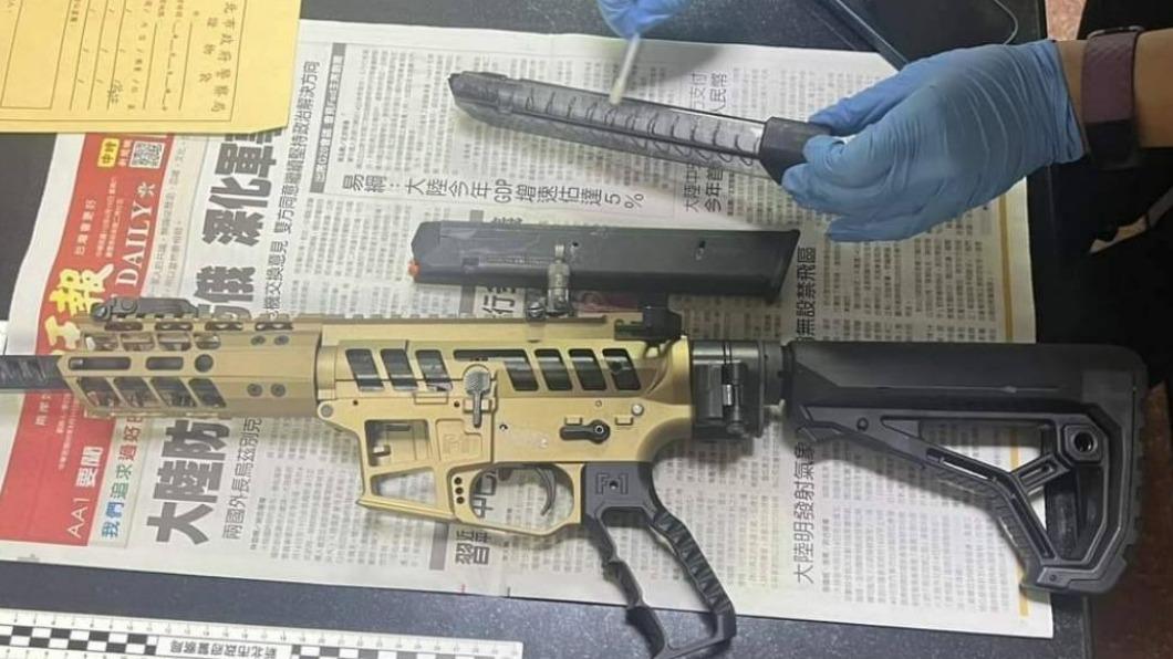 警方查扣犯案的QC10改造長槍。(圖/翻攝記者爆料網)