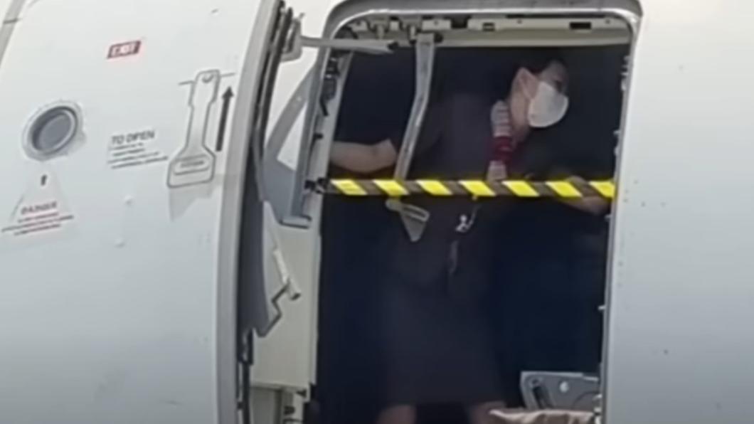 好猛!韓亞航機艙門高空被打開 空姐「肉身擋門口」驚險照曝