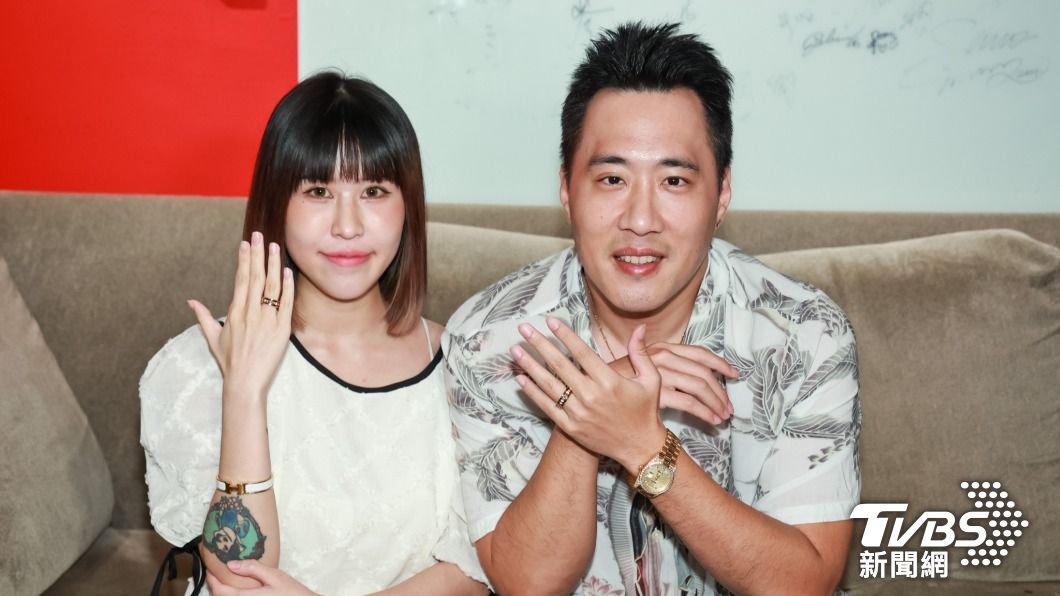 余祥銓未婚妻柔柔秀婚戒。(圖/趙世平攝)