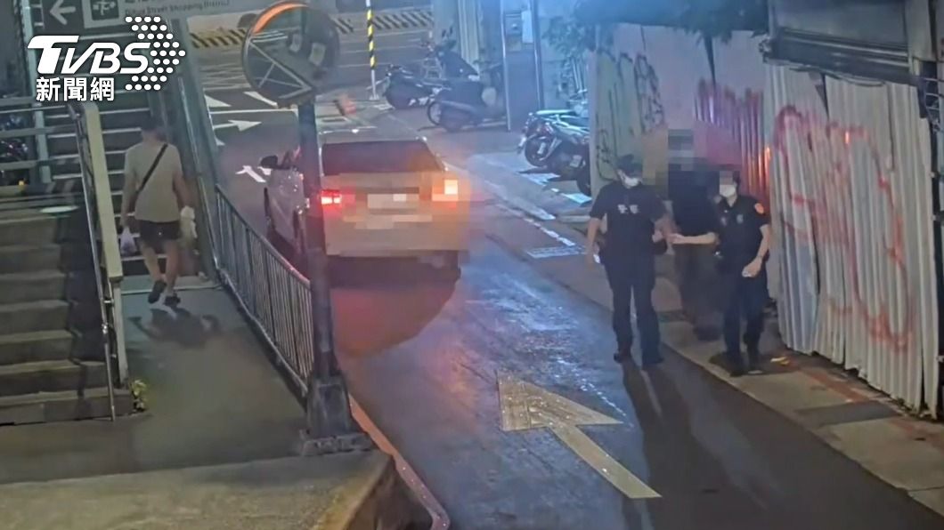 宋姓男大生隨意塗鴉，當場被巡邏警員逮個正著。（圖／TVBS）