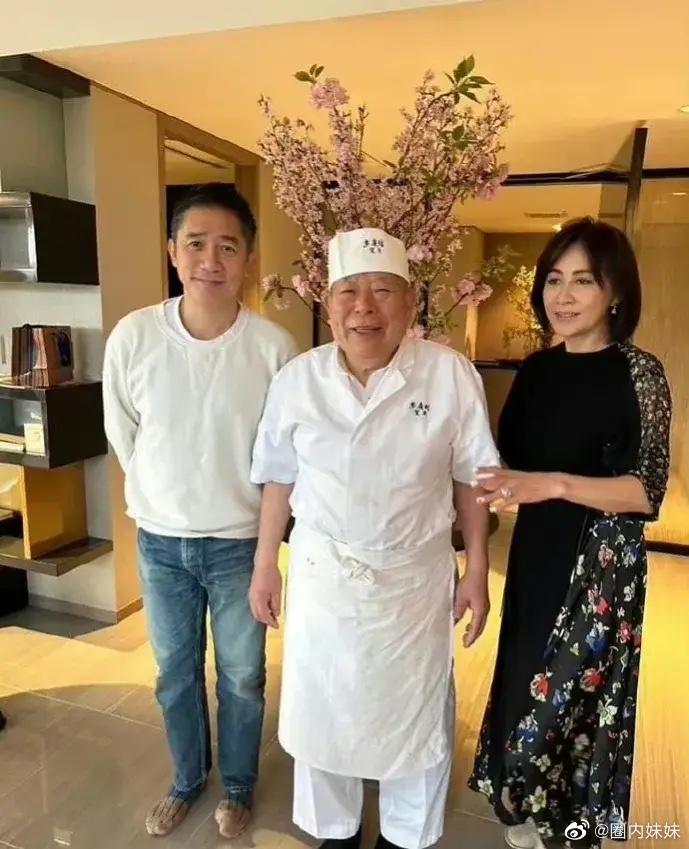 梁朝偉和劉嘉玲與壽司師傅合影。（圖／翻攝自微博圈內妹妹）