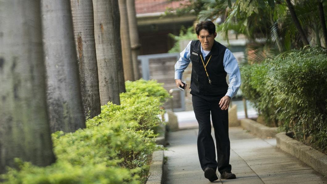 温昇豪挑戰行動不便的角色,首度跛腳演出。(圖/采昌提供)