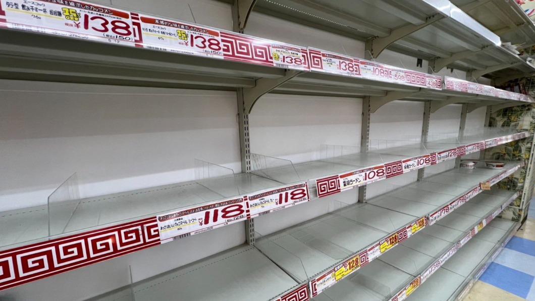 颱風將至,有沖繩縣民分享,超市架上的食物被一掃而空。(圖/翻攝自@NezuPino推特)