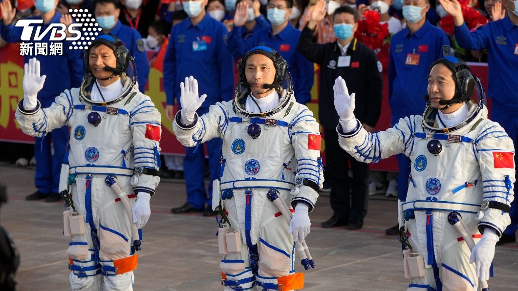 3位太空人桂海潮(左)、朱楊柱(中)、景海鵬(右)分別為「載荷專家、航太飛行工程師、航太駕駛員」。(圖/達志影像美聯社)