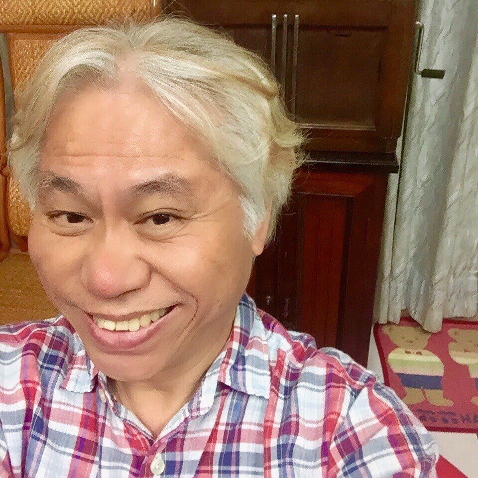 李坤城未罹大腸癌前,擁有一頭亮麗白髮。(圖/翻攝自李坤城臉書)