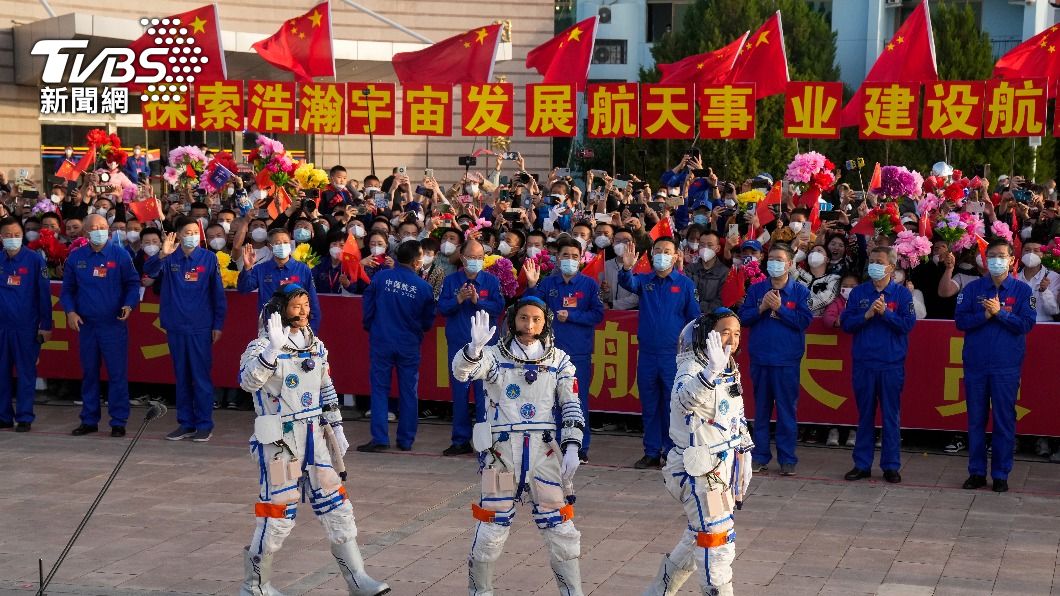 3位太空人接受眾人歡送。(圖/達志影像美聯社)