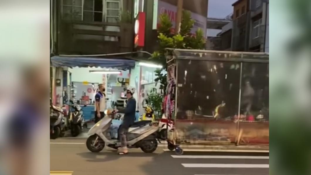 機車瞬間變成「摩托火車」。（圖／翻攝自黑色豪門企業臉書）