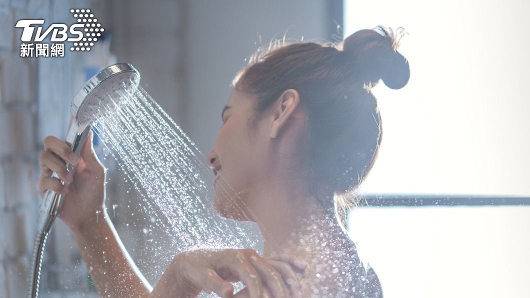 愛洗冷水澡也會造成「宮寒」現象。(示意圖,非當事人/shutterstock達志影像)