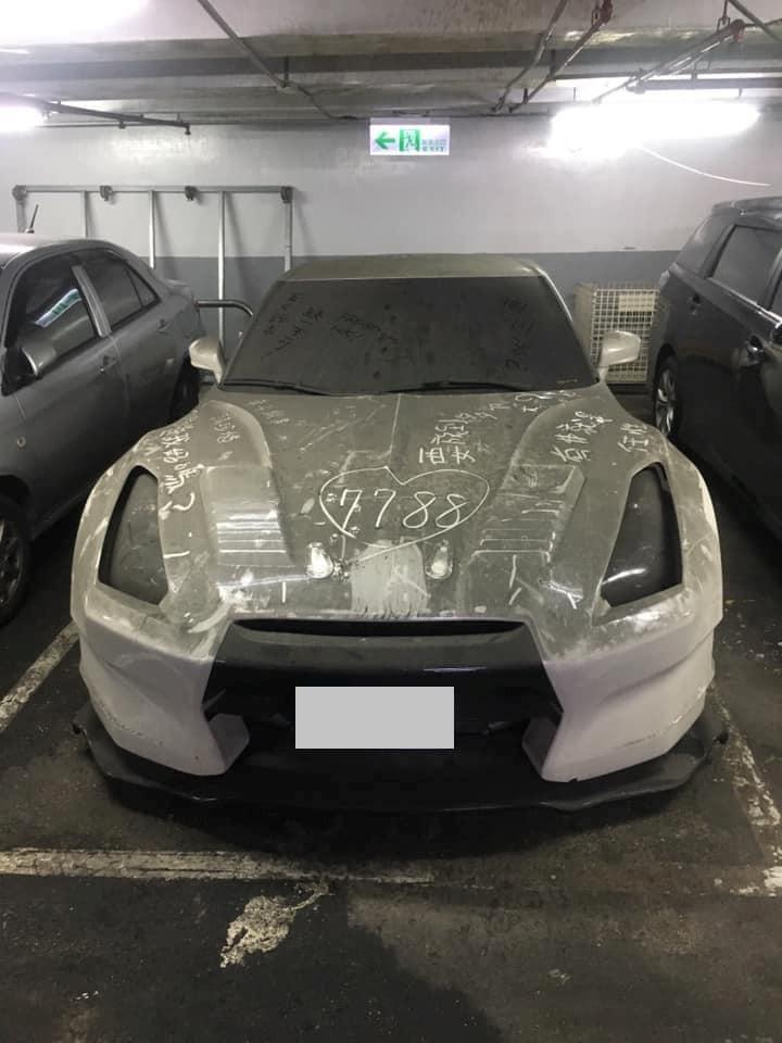 圖/翻攝自臉書「路上觀察網友分享不少「天然烤漆車」。(圖/翻攝自臉書「路上觀察學院」)學院」