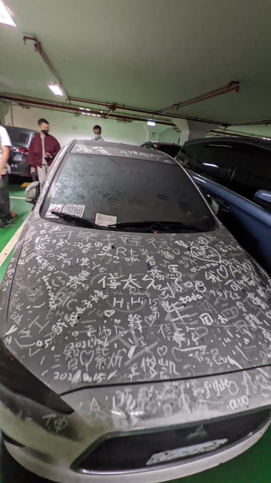 網友分享不少「天然烤漆車」。(圖/翻攝自臉書「路上觀察學院」)