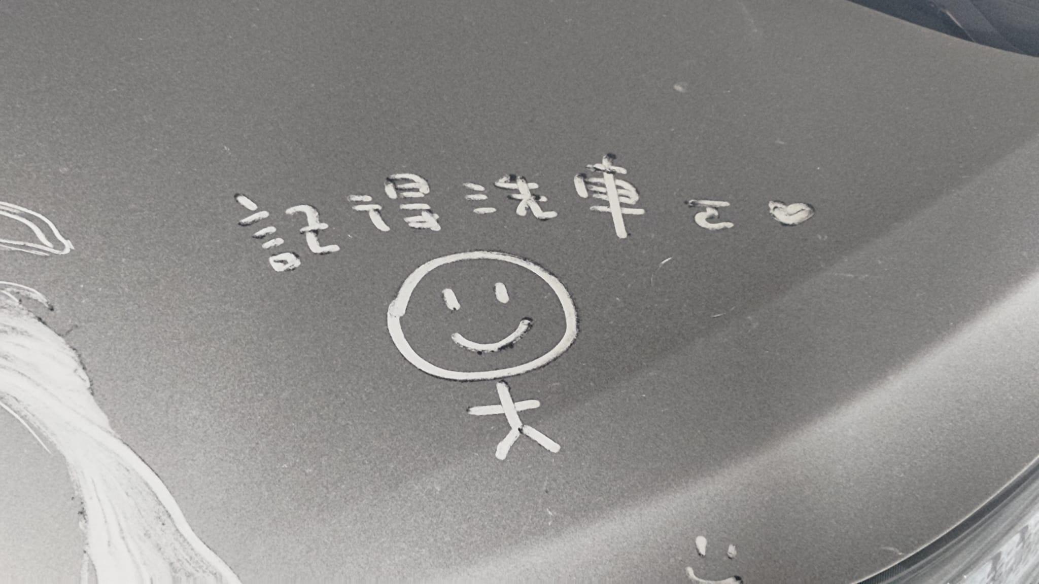 這輛銀車近看才看得出來是灰塵。(圖/翻攝自臉書「路上觀察學院」)