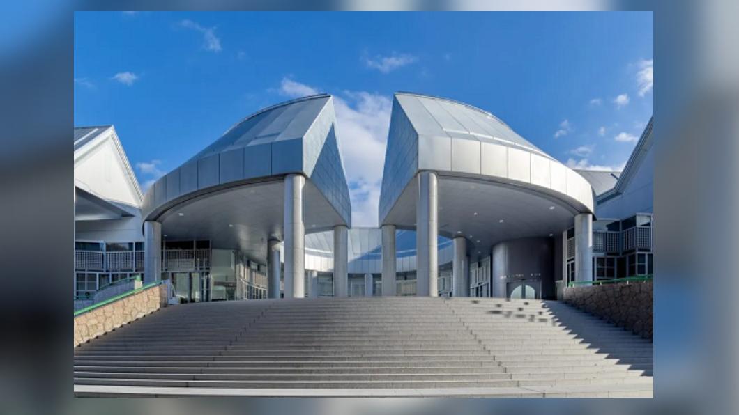 廣島市現代美術館C字形的屋頂開口正朝原子彈爆炸方向,與市區原爆地點呈一直線。(圖/ HIT廣島縣觀光聯盟 提供)
