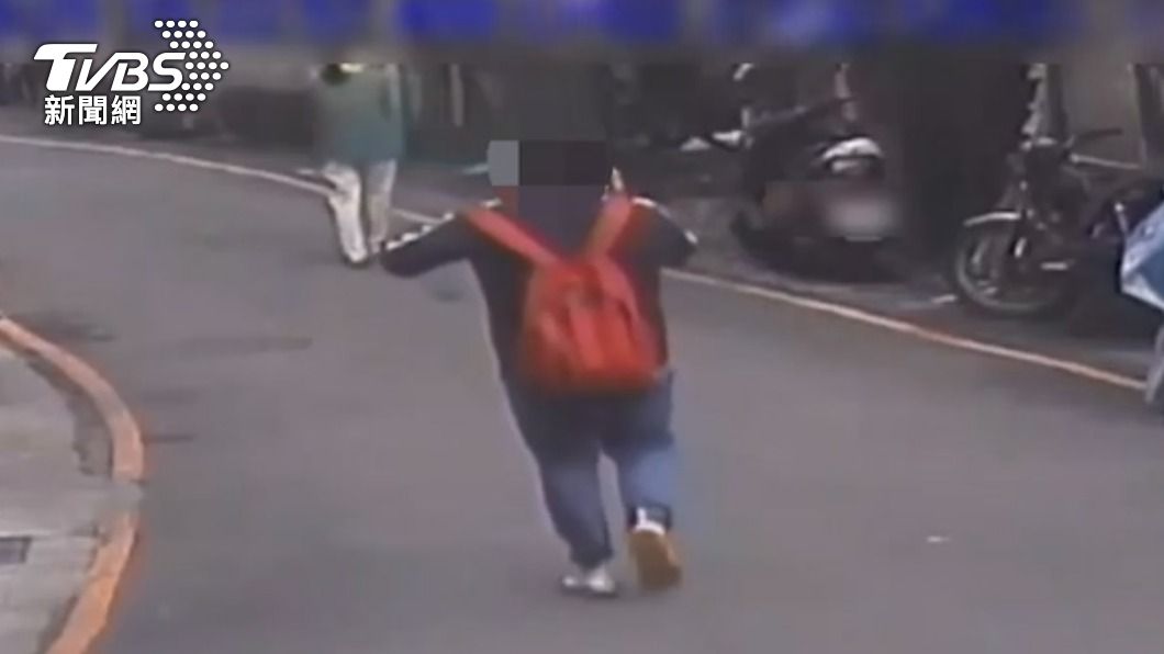 車手與被害人在路邊交易。（圖／TVBS）