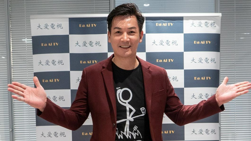 伊正飾演戴著義肢的落魄歌手,分享拍攝甘苦。(圖/大愛提供)