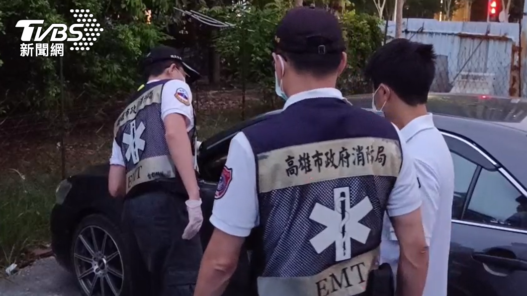 蔡男倒在駕駛座上。（圖／TVBS）