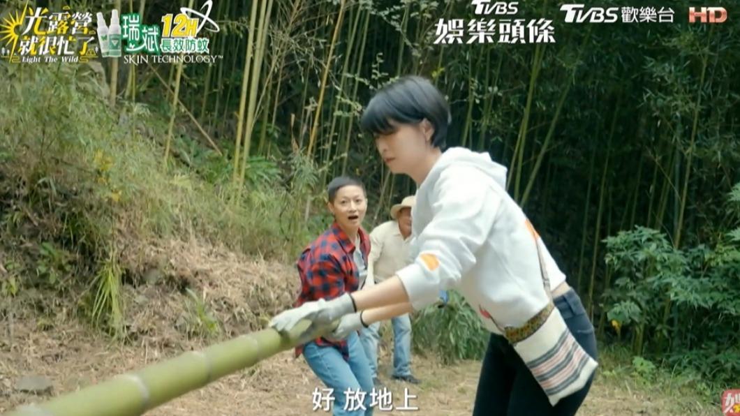 阿季和江宜蓉合力鋸斷竹子。(圖/翻攝自《光露營就很忙了》)