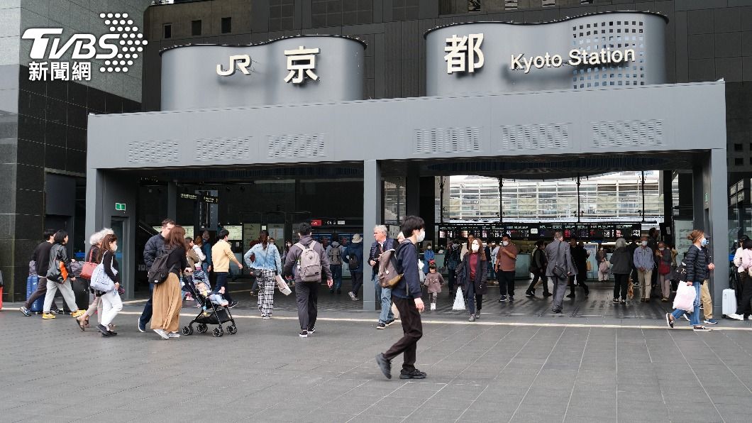網友指出日本交通費昂貴不少人搭車選擇提前下站走路。（示意圖／shutterstock達志影像）