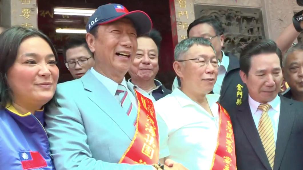 民眾黨總統參選人柯文哲、鴻海集團創辦人郭台銘30日同台。(圖/TVBS)